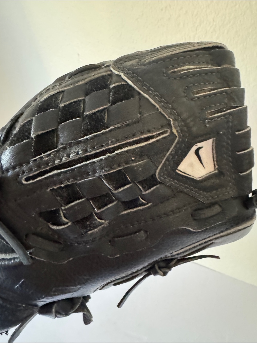 Nike De Edge 11.50 Black Cowhide Baseball Glove with White Logo Accent